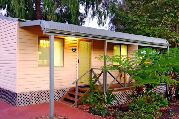 busselton_one_bedroom_chalet_exterior_2