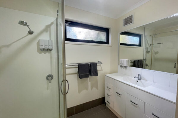 carnarvon-gorge-studio-cabin-bathroom