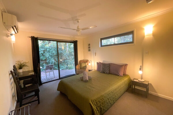 carnarvon-gorge-studio-cabin-bedroom