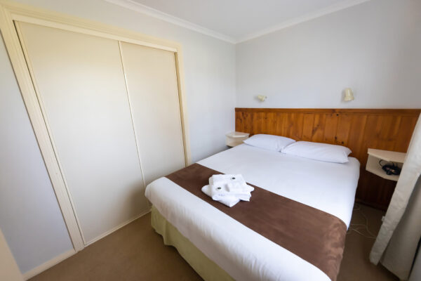 eildon-family-spa-cabin-main-bedroom