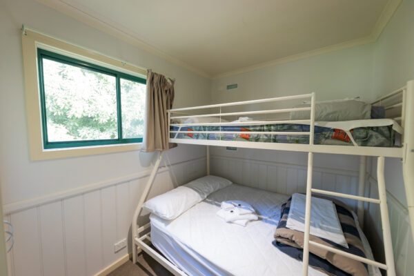 eildon-three-bedroom-cabin-bunk-beds