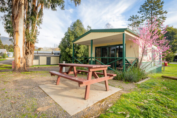 eildon-three-bedroom-cabin-exterior