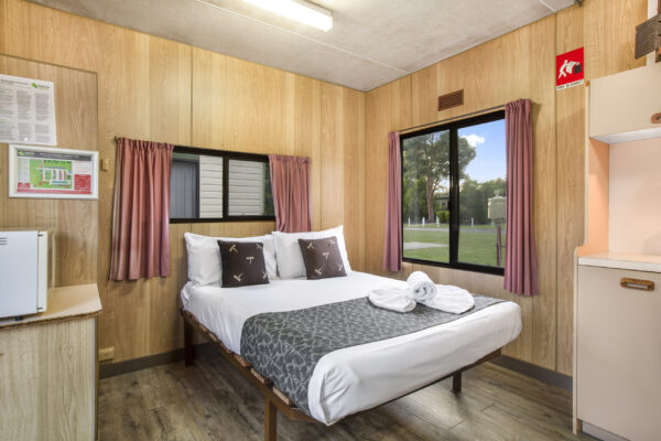 grampians-budget-cabin-bedroom