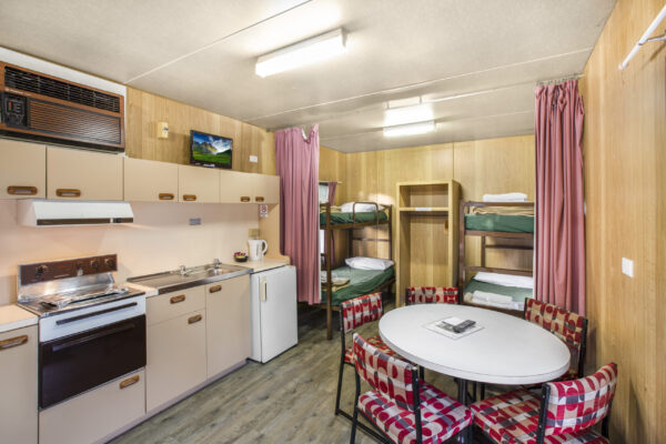 grampians-budget-cabin-dining-kitchen-area