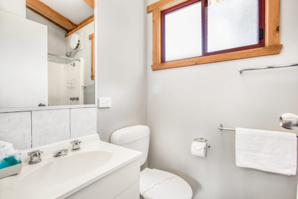 grampians-deluxe-cabin-bathroom