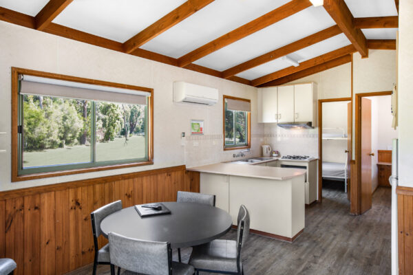 grampians-deluxe-cabin-dining-kitchen-area
