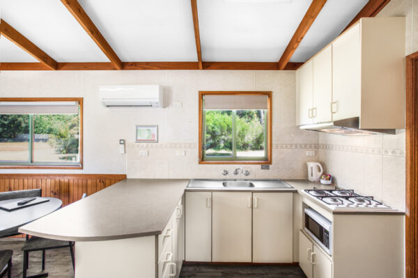 grampians-deluxe-cabin-kitchen