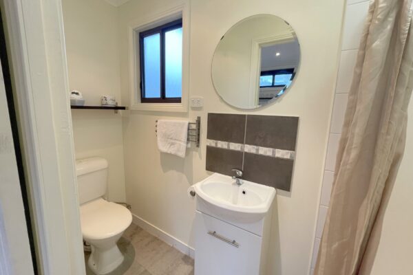 grampians-queen-cabin-bathroom