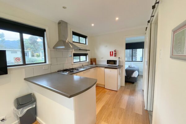 grampians-queen-cabin-kitchen