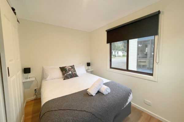 grampians-queen-cabin-main-bedroom