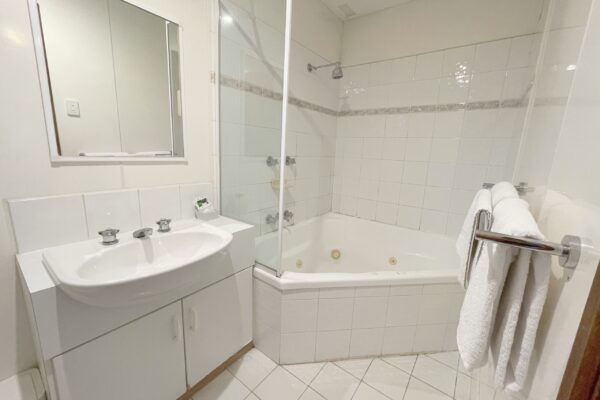 grampians-spa-family-cabin-bathroom