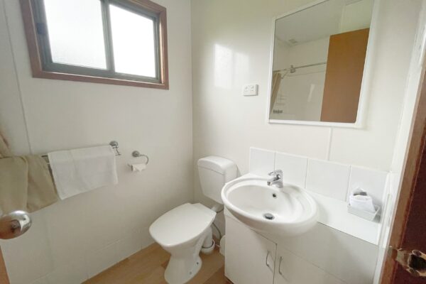 grampians-twin-deluxe-cabin-bathroom