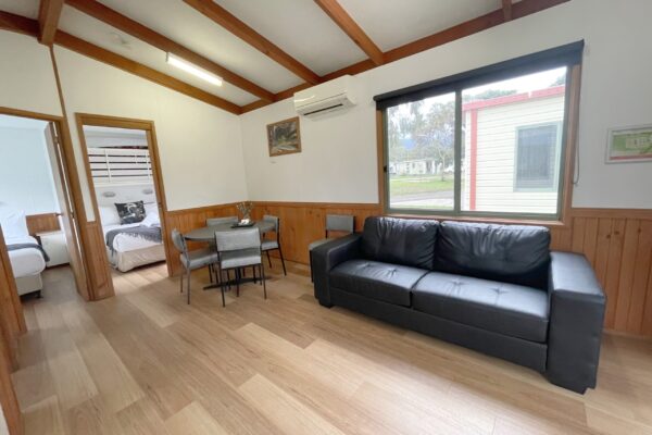 grampians-twin-deluxe-cabin-living-area