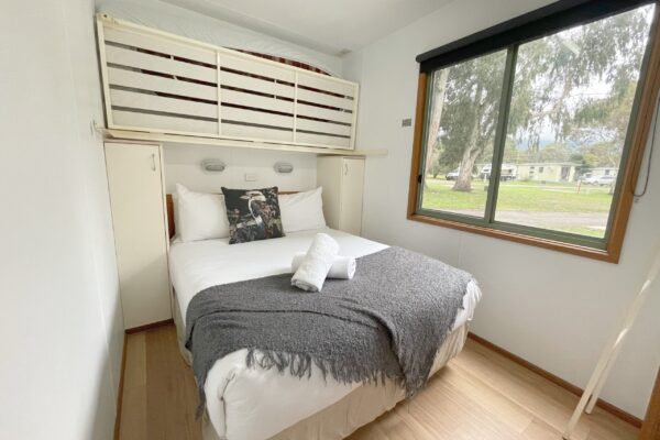 grampians-twin-deluxe-cabin-second-bedroom