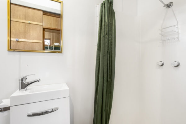 grampians-two-bedroom-budget-cabin-bathroom-shower