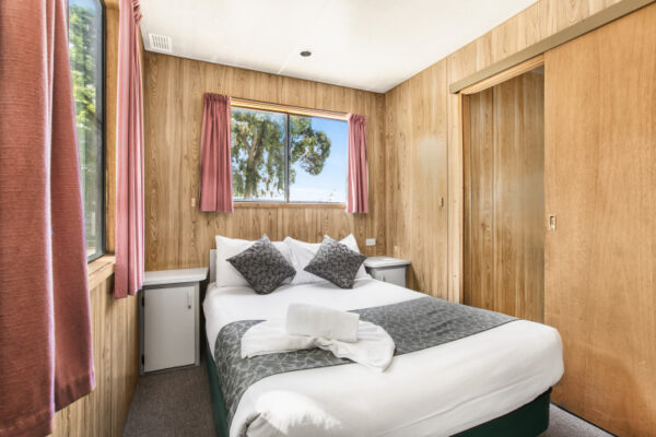 grampians-two-bedroom-budget-cabin-bedroom-2