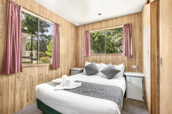 grampians-two-bedroom-budget-cabin-bedroom