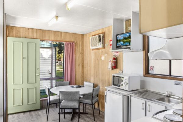 grampians-two-bedroom-budget-cabin-kitchen-dining