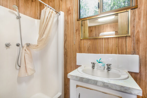 halls-gap-budget-park-cabin-bathroom