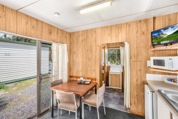 halls-gap-budget-park-cabin-dining-area