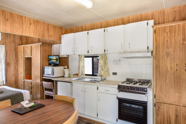 halls-gap-budget-park-cabin-kitchen