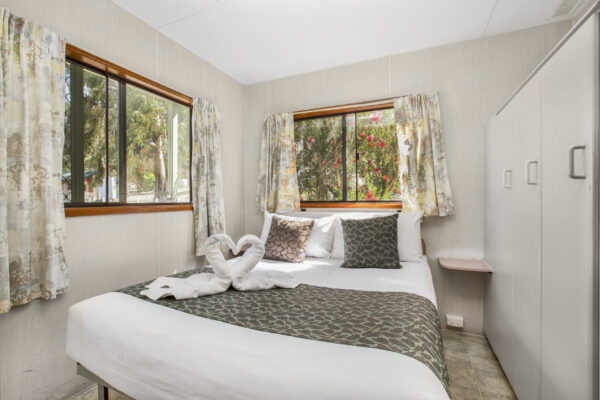 halls-gap-budget-park-cabin-main-bedroom