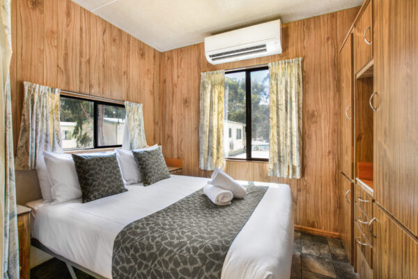 halls-gap-budget-park-cabin-main-bedroom