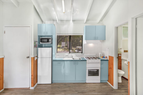 halls-gap-couples-spa-cabin-kitchen