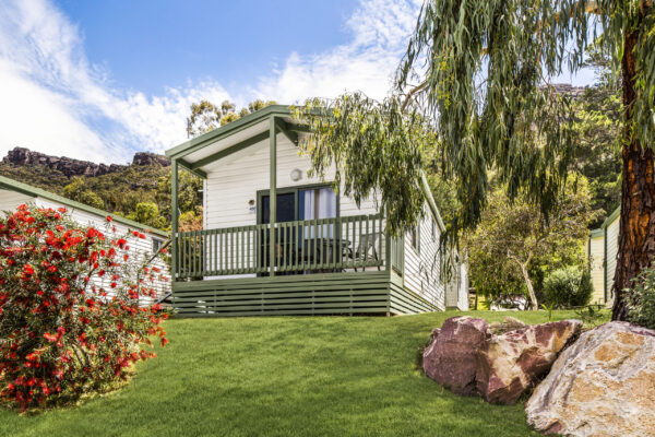 halls-gap-deluxe-park-cabin-exterior