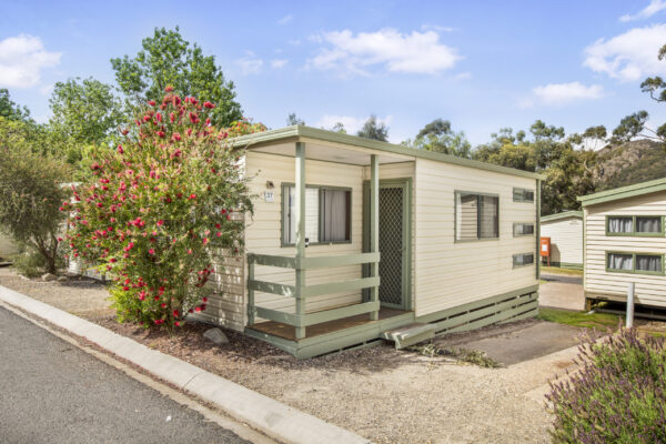 halls-gap-two-bedroom-budget-cabin-exterior