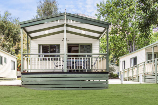 halls-gap-two-bedroom-deluxe-cabin-exterior