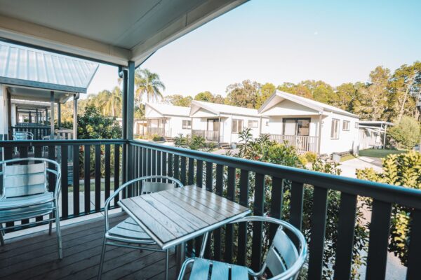 rainbow-beach-one-bedroom-superior-cabin-outdoor-setting