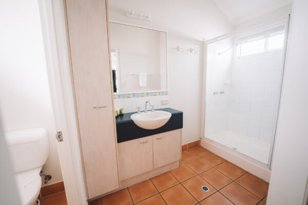 rainbow-beach-studio-cabin-bathroom