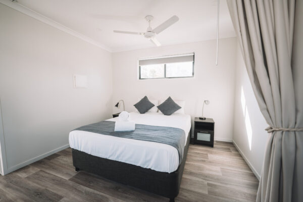 rainbow-beach-studio-cabin-main-bedroom