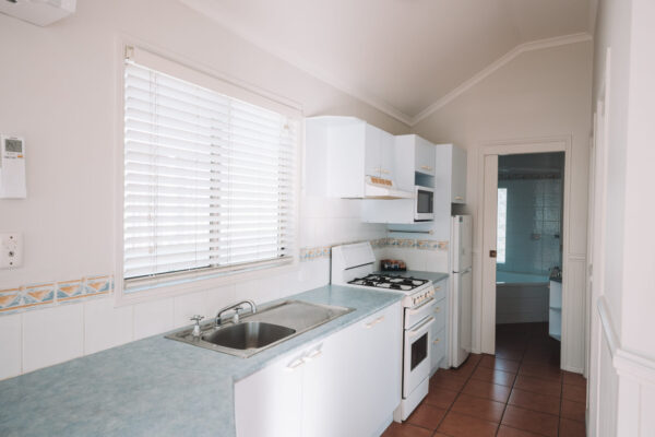 rainbow-beach-two-bedroom-spa-villa-kitchen