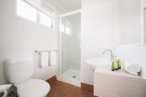 rainbow-beach-two-bedroom-villa-bathroom