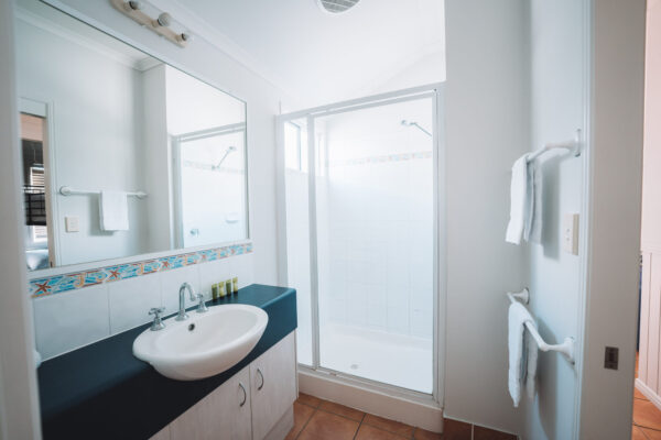 rainbow-beach-two-bedroom-villa-bathroom