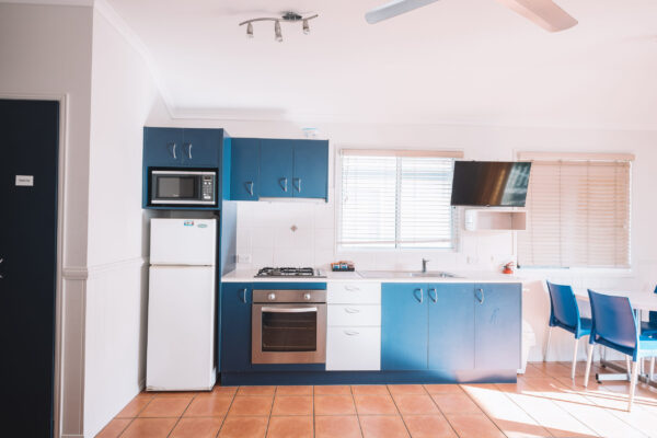 rainbow-beach-two-bedroom-villa-kitchen